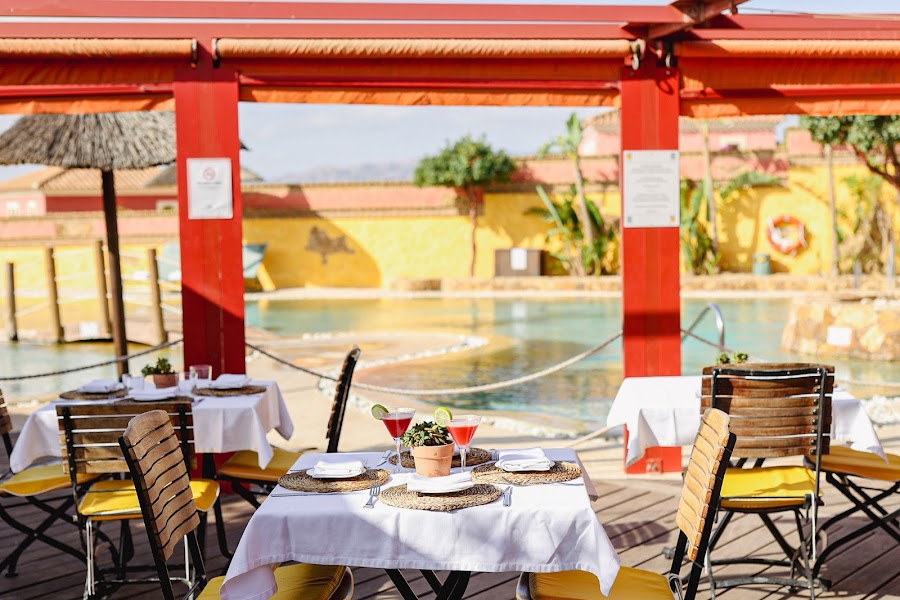 El Club Cocodrilo - The Crocodile Club Restaurante, Piscina, Chiringuito y Pistas Deportivas e Infantiles