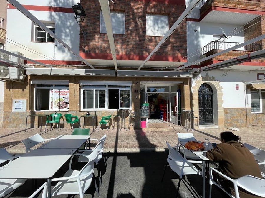 Nanures, Cafe Bar.